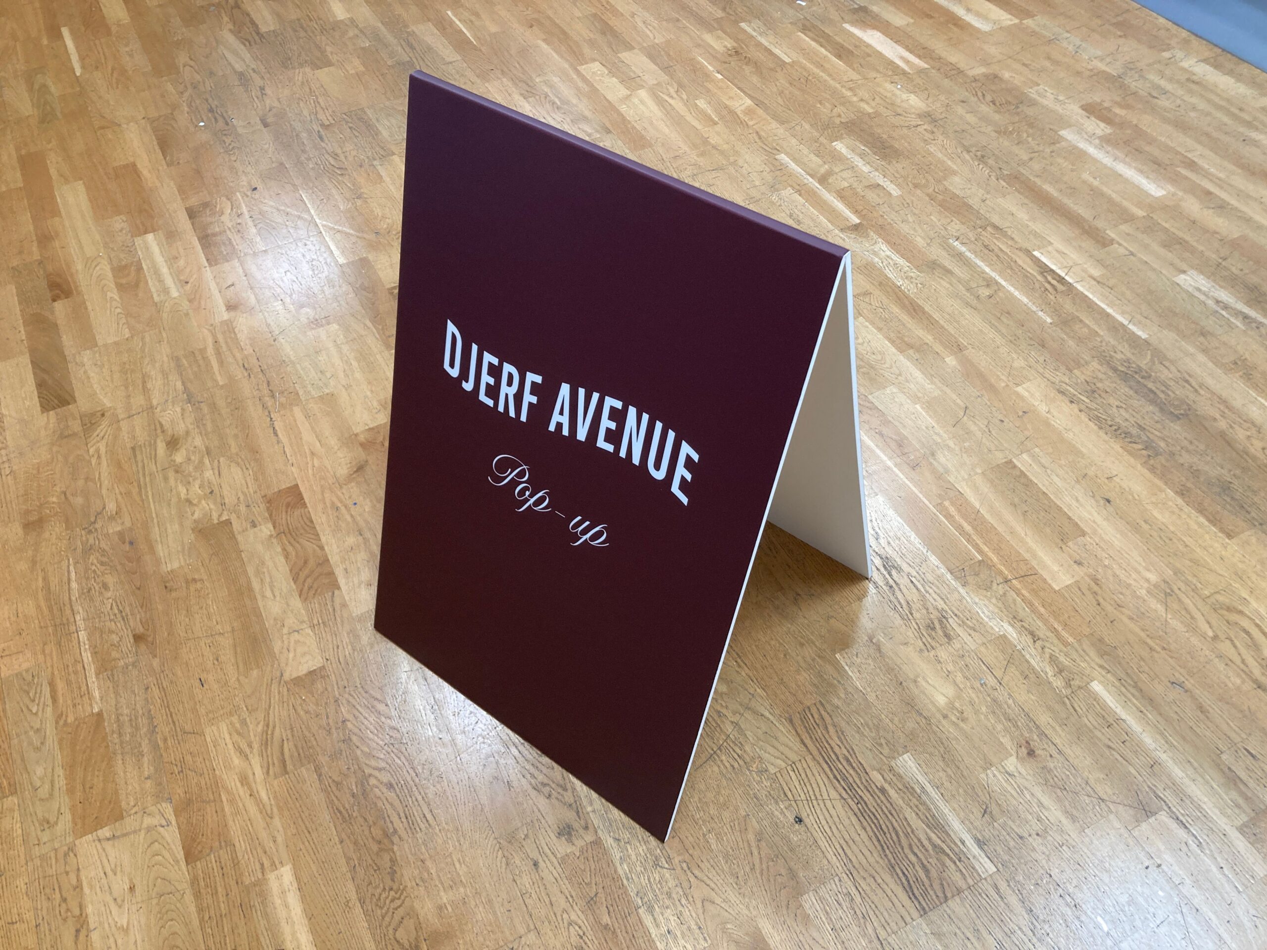 Gatupratare av Signworks för Djerf Avenue