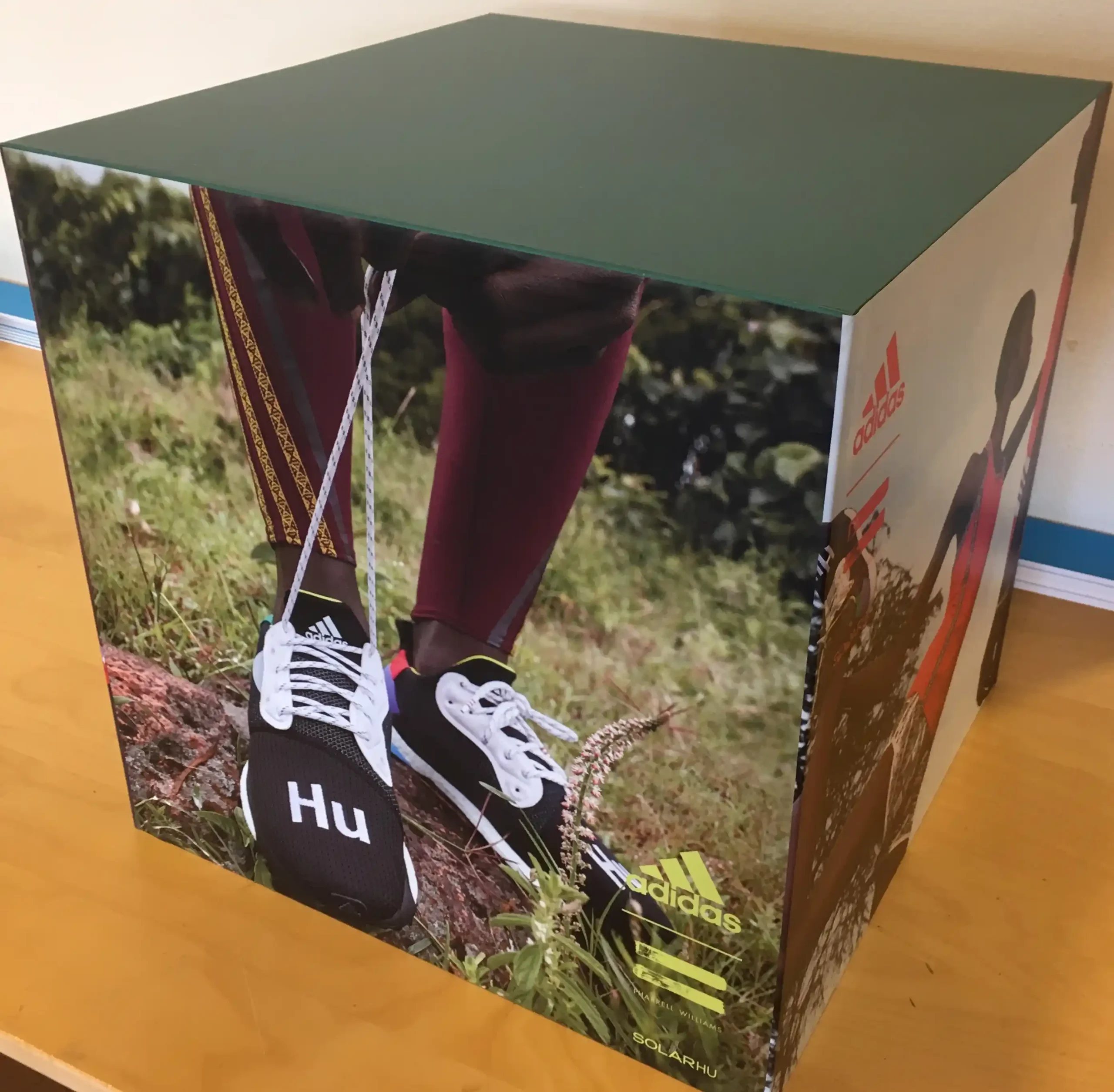 Adidas kub folierad i mdf av Signworks