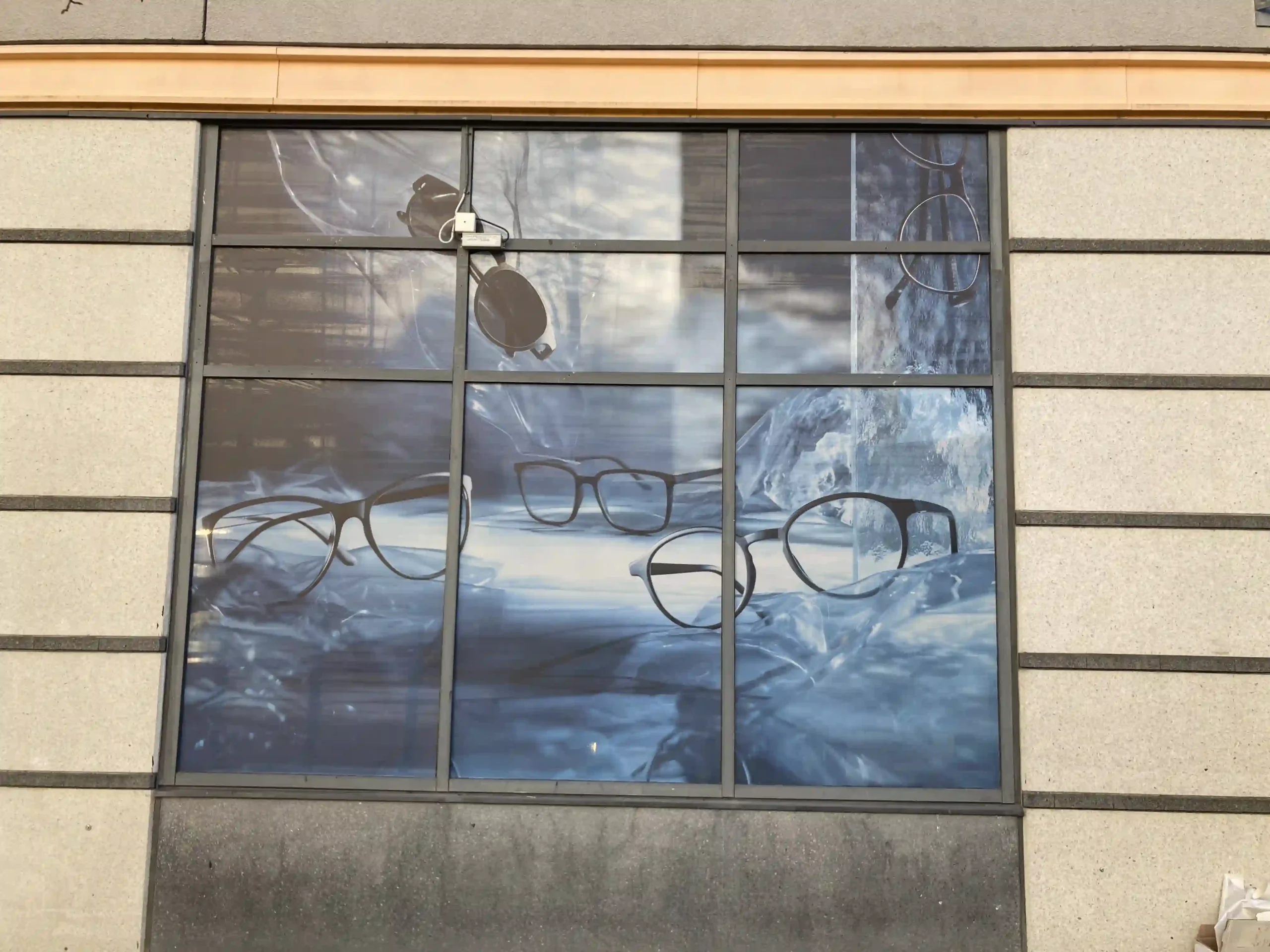 Perforerad folie och vinyl för synsam globen