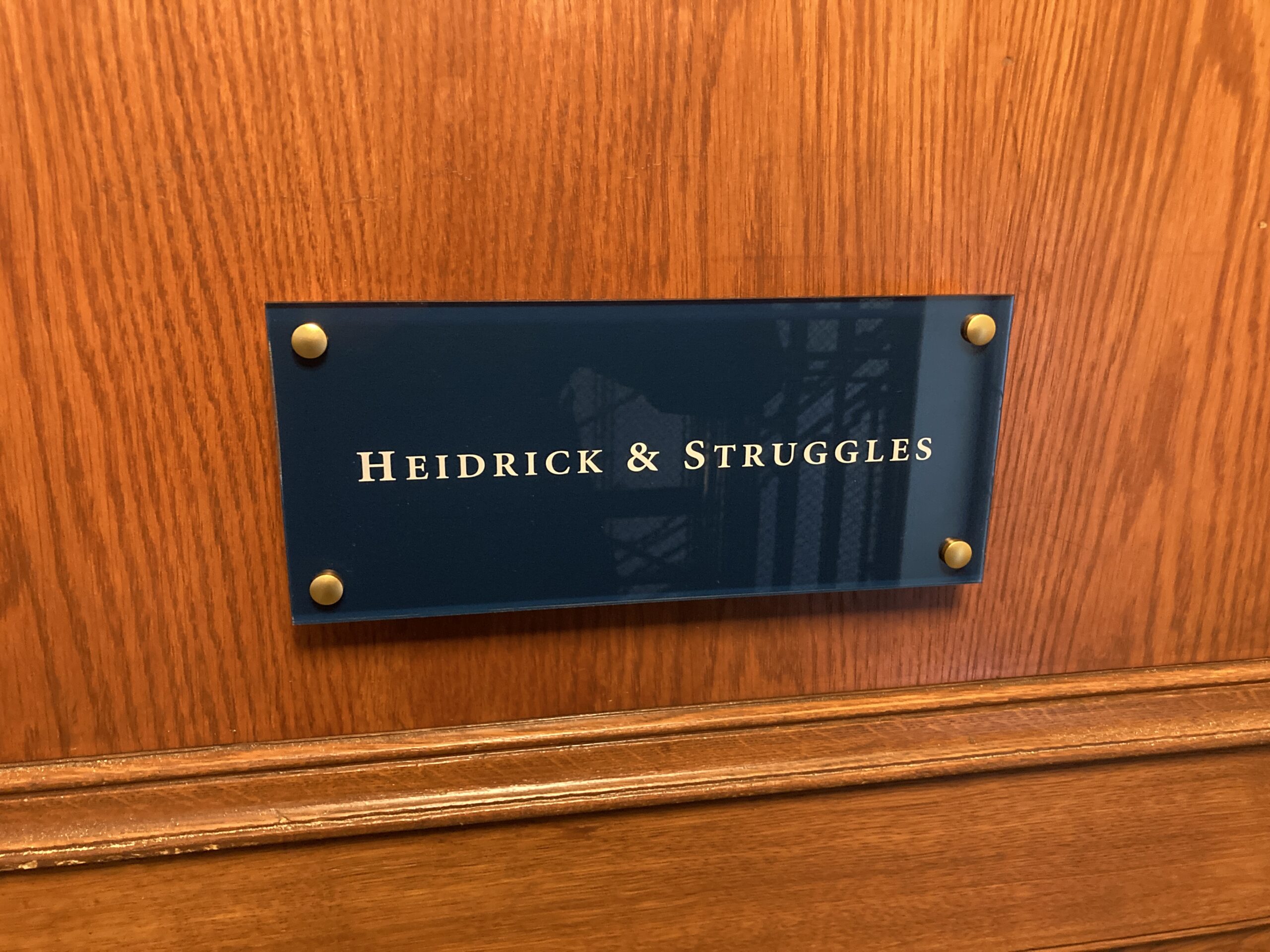 Akrylskylt Heindrick & Stuggles