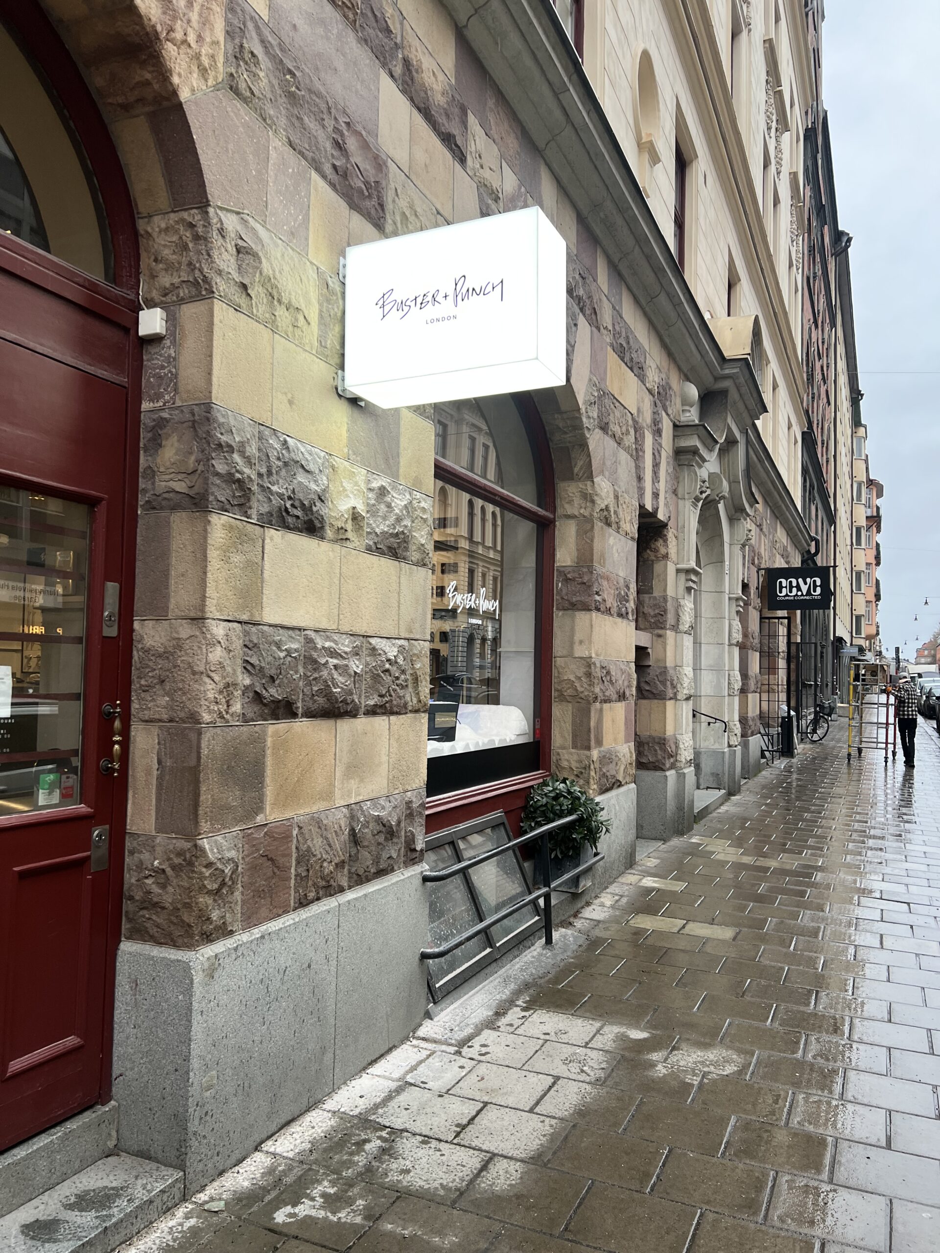 Flaggskylt, buster & punch av Signworks tryckeri