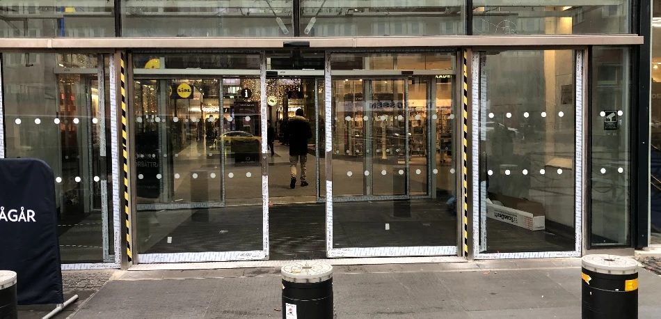 kontrastmarkeringar på fönster av Signworks