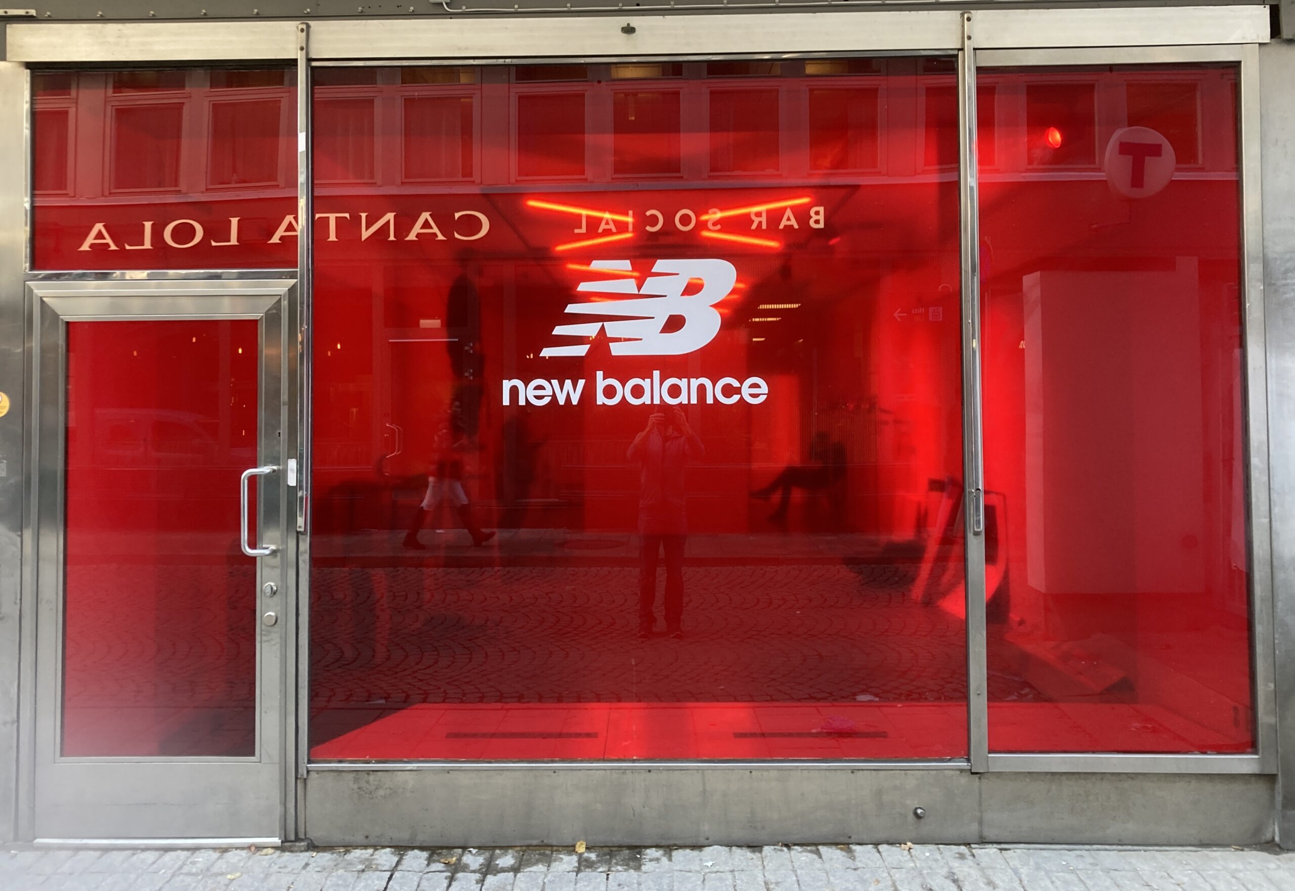 Transparent Folie Skyltfönster, New Balance av Signworks