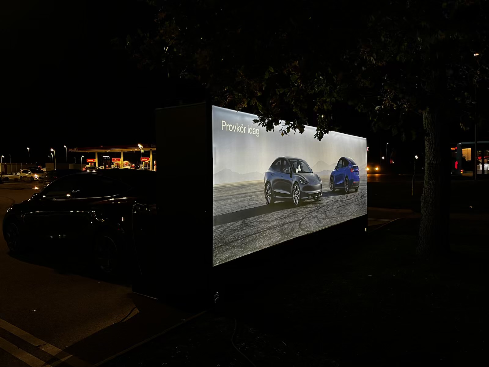 Bakbelyst vepa Tesla av Signworks