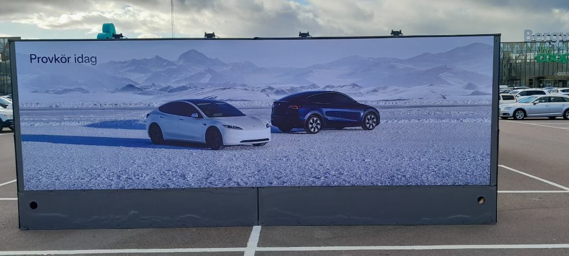 Bakbelyst vepa för Tesla av Signworks